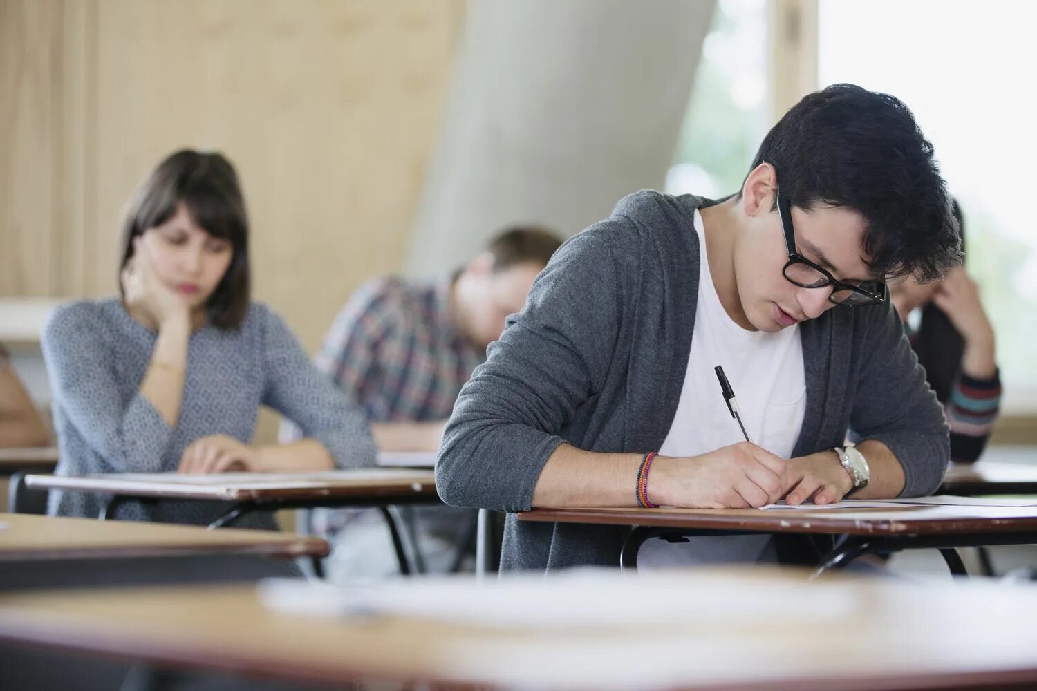 Examination student. Студент на экзамене. Экзамен в университете. Студент за партой. Подготовка к поступлению в вуз.