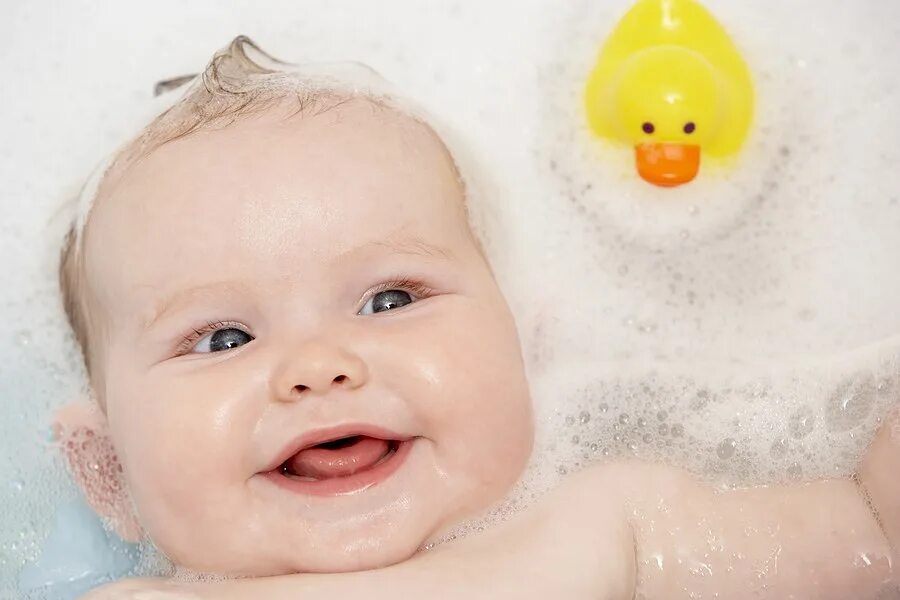 Малыш в ванной. Малыш купается. Ребенок в пене. Купание новорожденного ребенка. Купаться 3 месяц