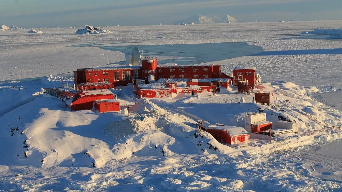 Первые антарктические станции. Купол Фудзи антарктическая станция. Чилийская антарктическая станция «Фрей». Антарктическая научная станция «Лазарев».. Чжуншань (антарктическая станция).