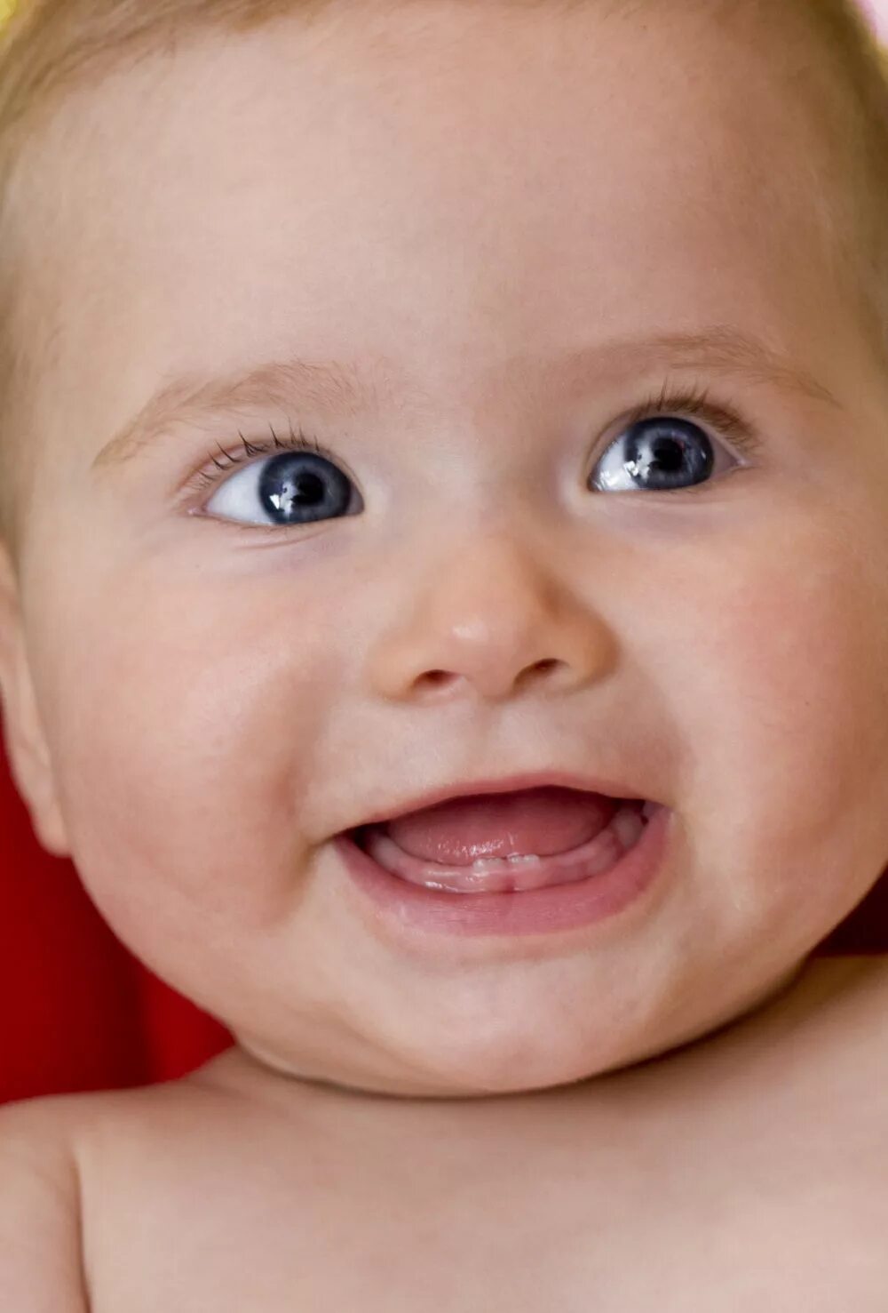 Малыш улыбается. 6 месяц малышу зубы. Прорезывание зубов у детей. 6 месяц малышу зубы. Детские штуки для зубов.