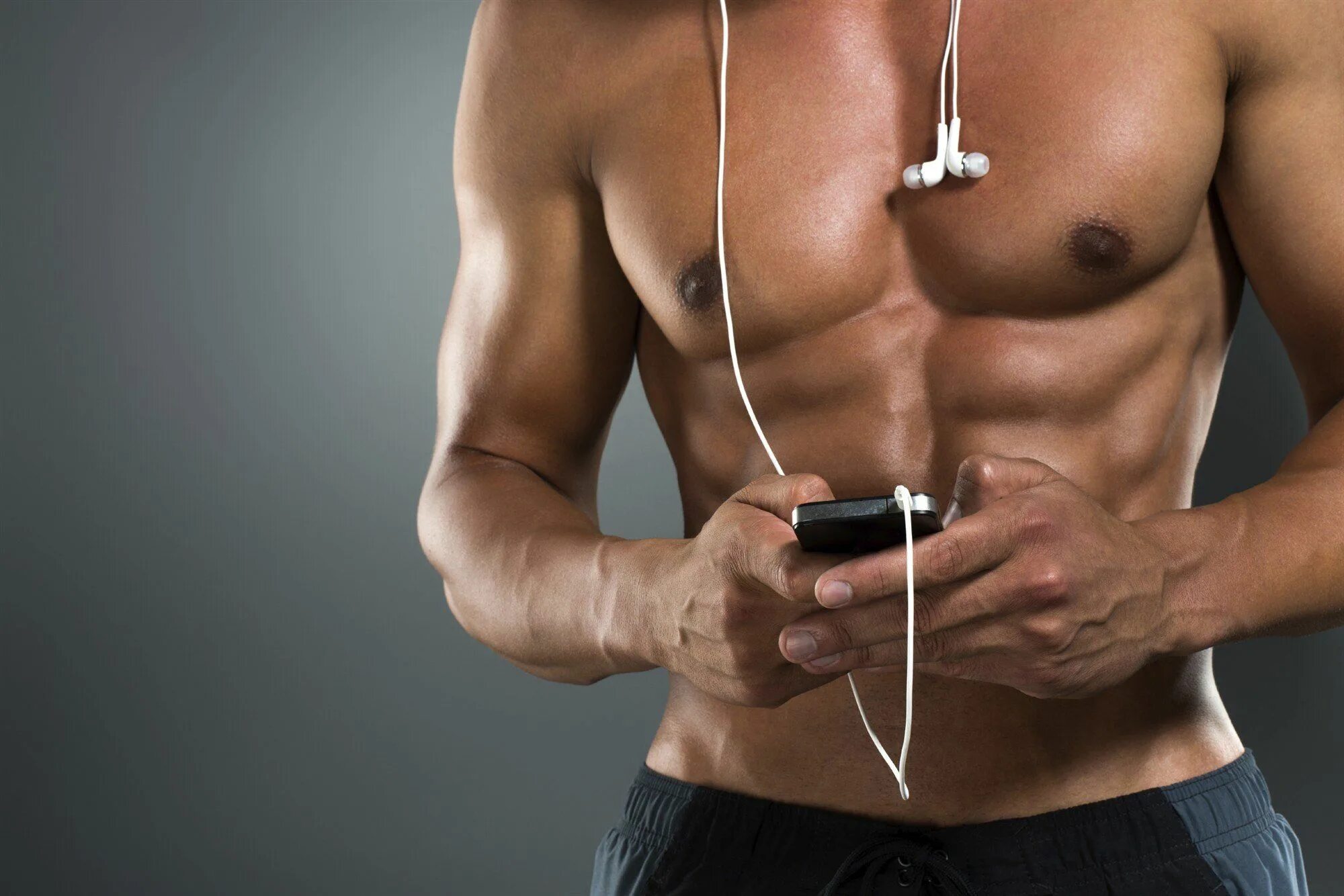 Дуэйн скала джонсон бодибилдинг. Тяжелая тренировка. Спортивная девушка радуется. Занятие спортом. Спортсмен в наушниках.