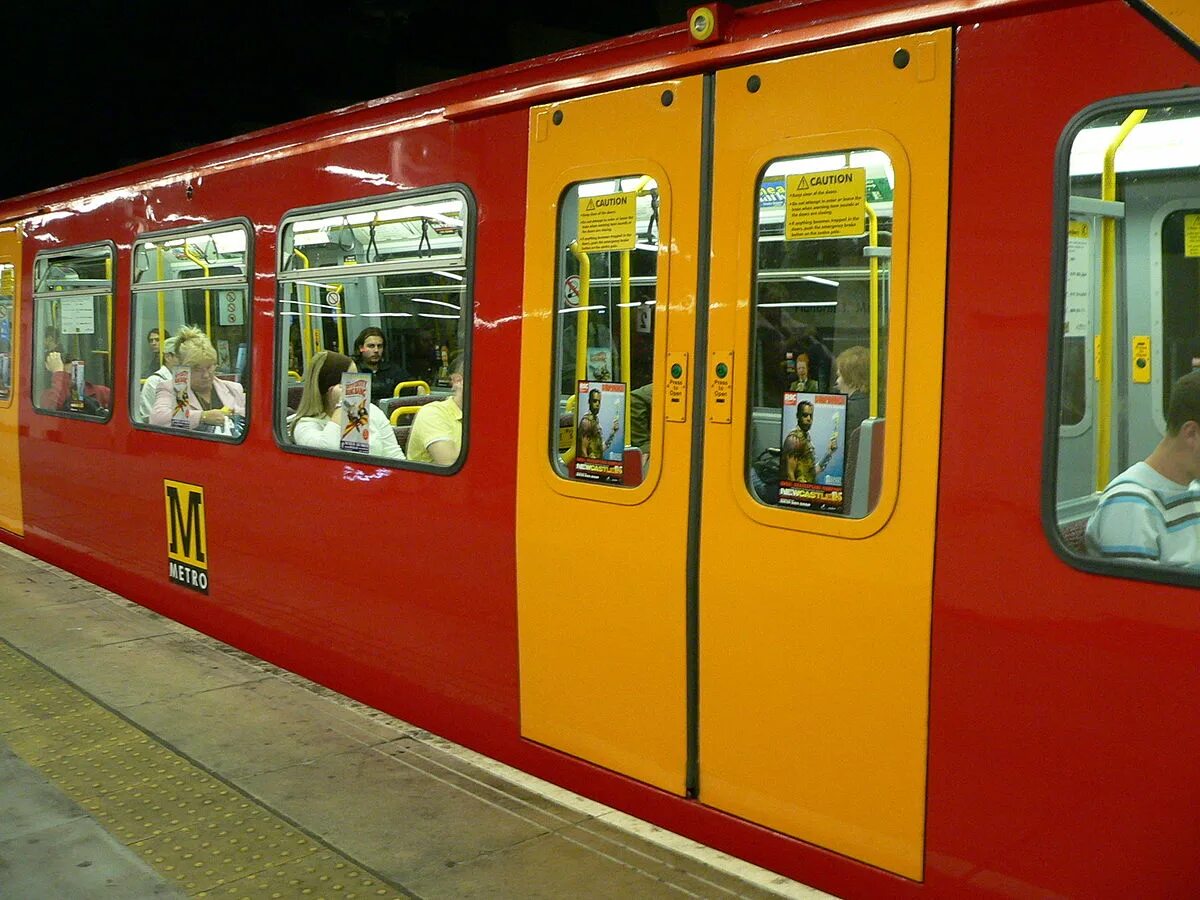 Красная дверь в метро. Красная дверь метро. tyne and wear metro. желтая дверь метро. metro class.