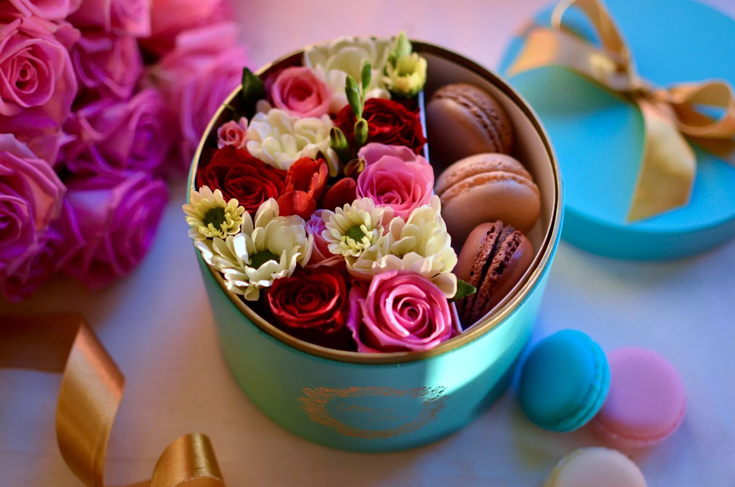 Нежность в подарок. Цветы в подарок. Цветы с конфетами. Цветы в коробке. Коробка с цветами и конфетами.