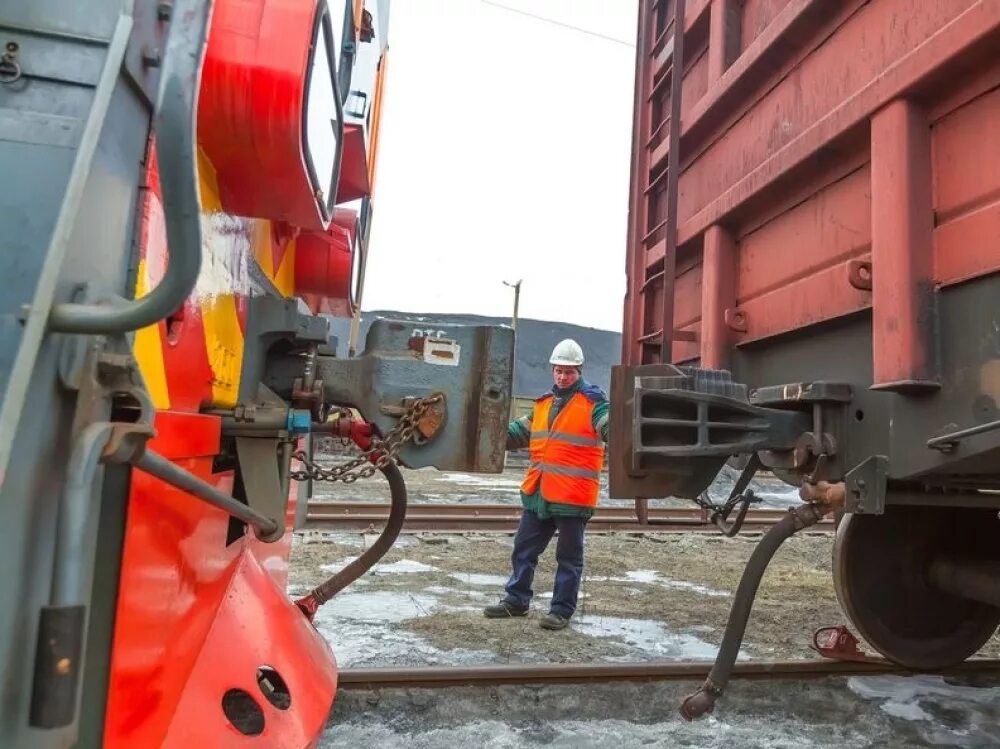 Составитель поездов. Составитель поездов расцепка вагонов. прицепка-отцепка вагонов. сцепщик вагонов. составитель поездов ржд.