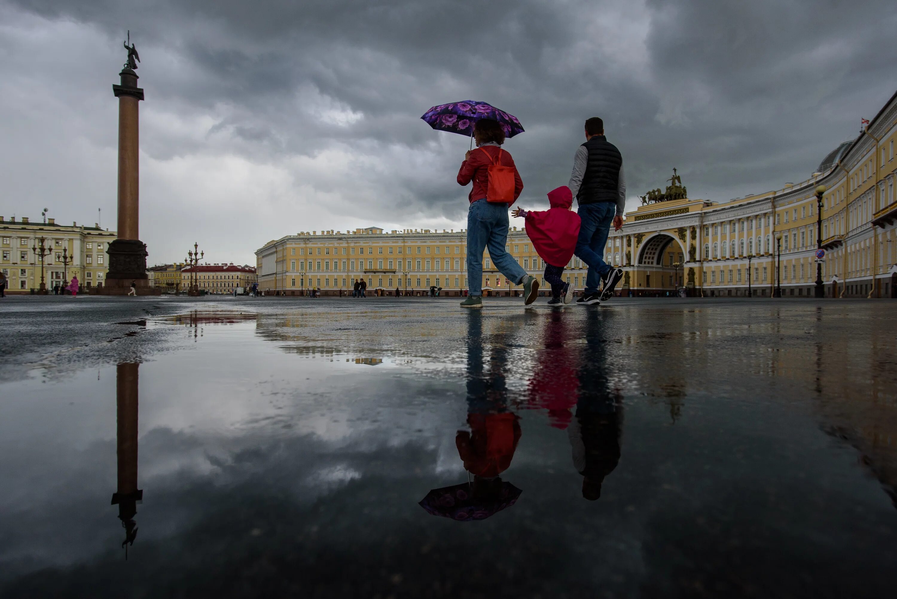 Переехать из москвы в петербург. Санкт-Петербург дождь. Дождливый Петербург. Дождь в Петербурге. Ливень в Питере.