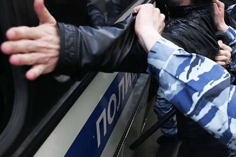 В отношении сотрудников полиции. Насилие в отношении полиции. ударила сотрудника полиции. насилие в отношении сотрудника полиции.