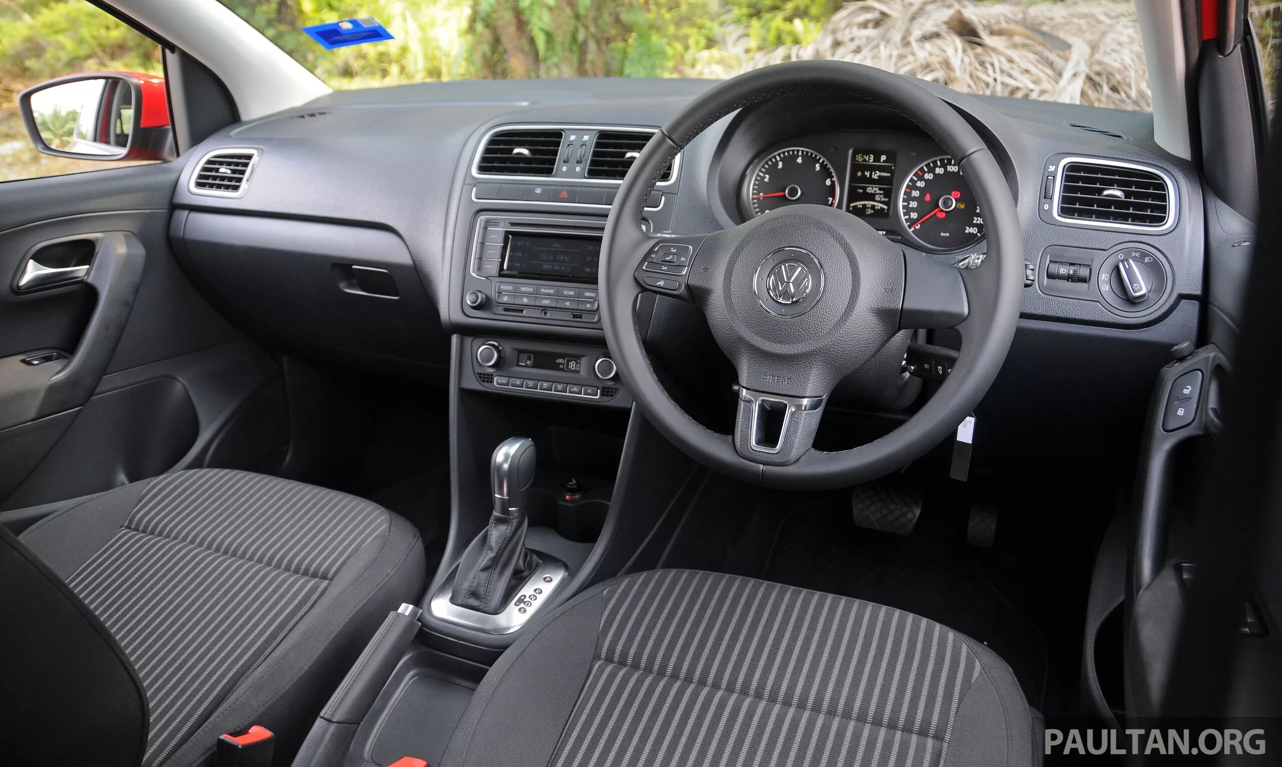 Volkswagen polo 6 салон. Volkswagen polo sedan 2012 салон. Vw polo 5 gti. Volkswagen polo 2014 салон. Polo hatchback mk5 салон.