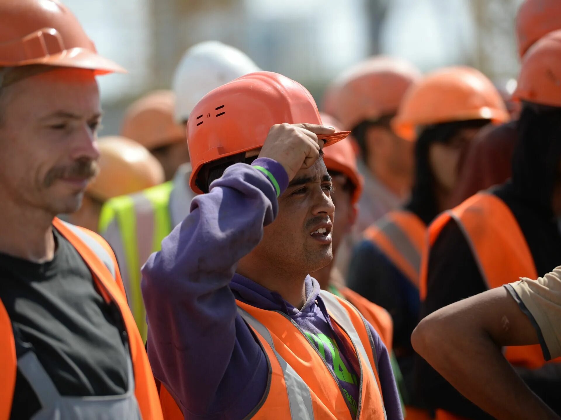 Таджики гастарбайтеры. Иностранные работники. Трудовые мигранты в россии. Гастарбайтеры. Рабочие иммигранты.