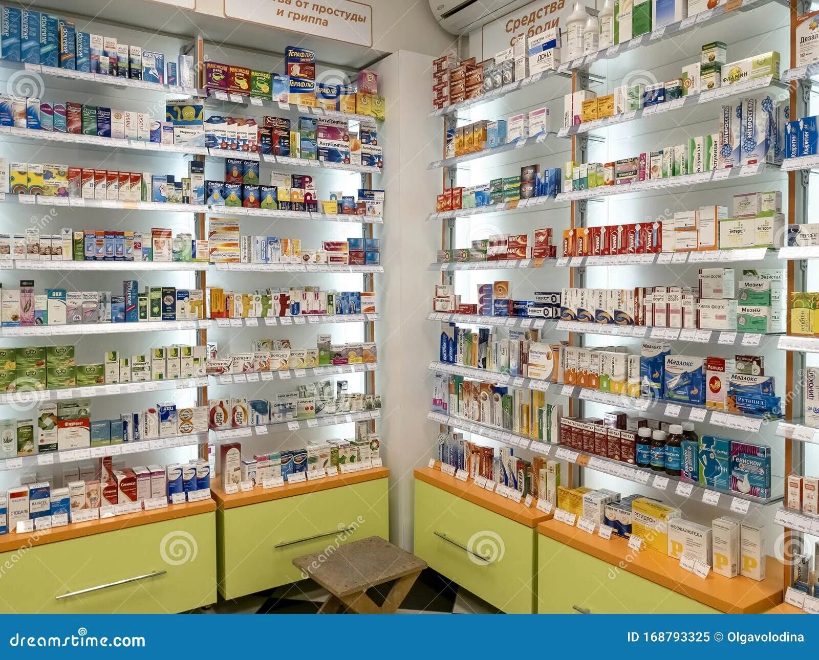 Фармацевт в аптеке. Аптека столички работники. Баннер льготные лекарства. Московский работа в аптеке. Леонид аптекарь.