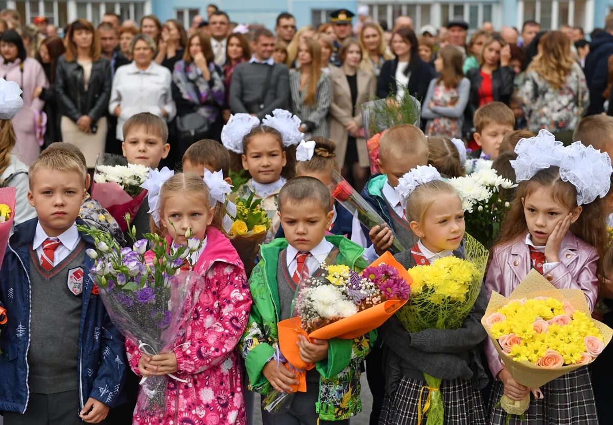 Пойти в школу в москве. Первоклассники на линейке. Линейка в школе. Школьники на линейке. Школьная линейка 1 сентября.