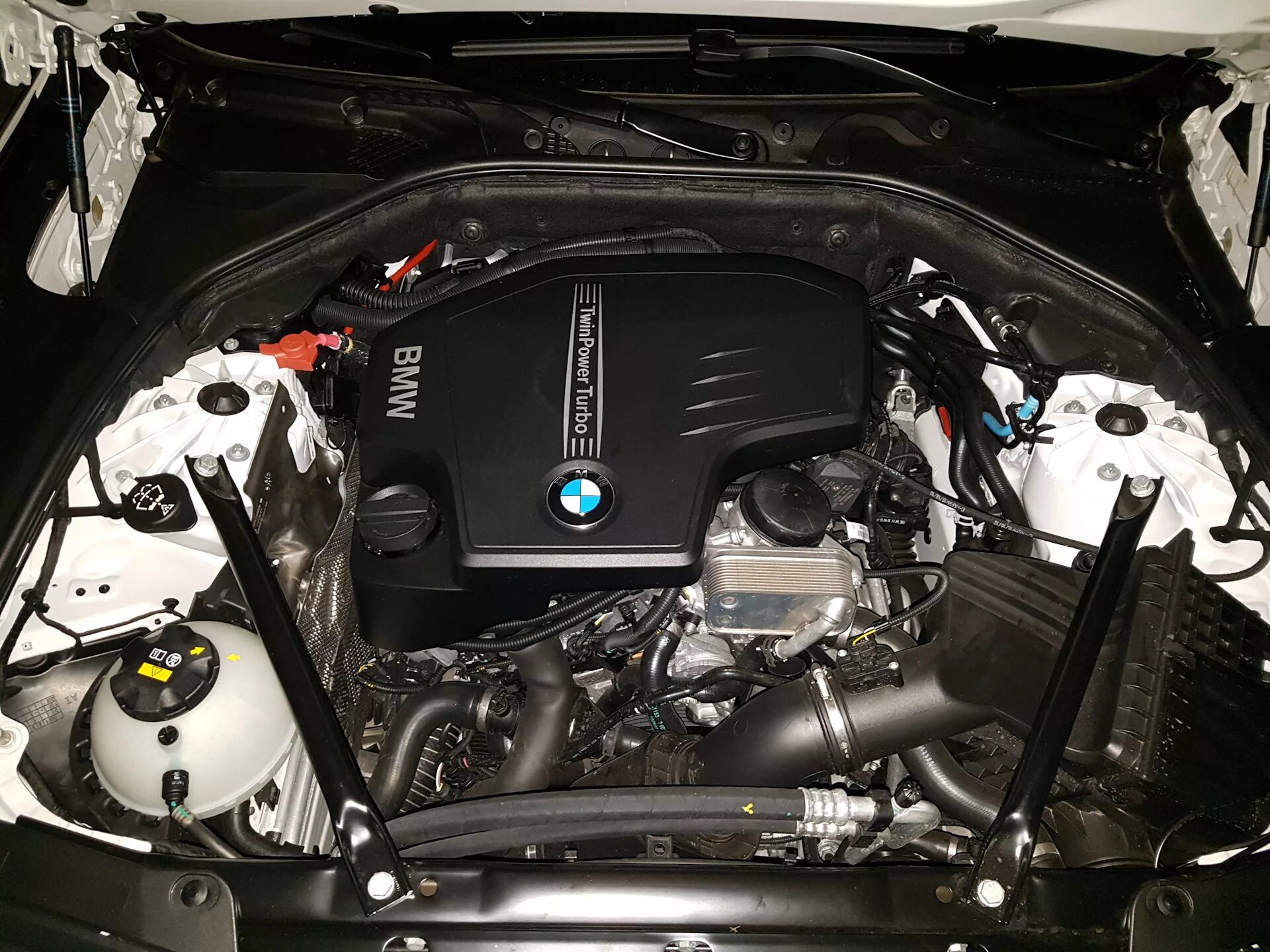 Мотор бмв f10. Bmw f10 528i мотор. мотор бмв f10 2.0. bmw 528 f10. bmw 520 f10 двигатель.
