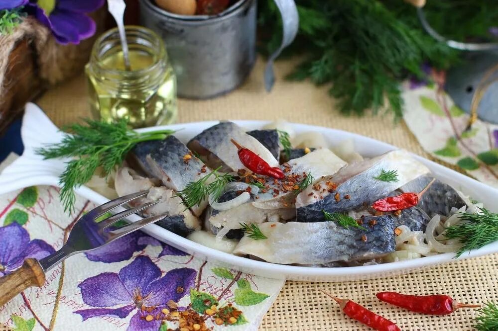 Как замариновать сельдь. Селедочка. сельдь маринованная. шведская маринованная селедка. сельдь с луком.