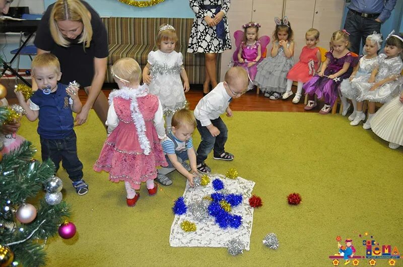 Утренник в саду. Танец снежинок на новый год. Детский утренник в детском саду. В детском саду телевидение на утреннике. Садик видео новый год.