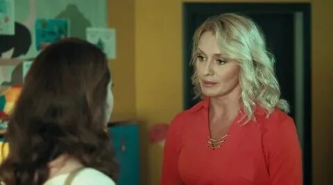 U sikilib ketmoqda va eshagidan sperma oqib chiqmoqda.