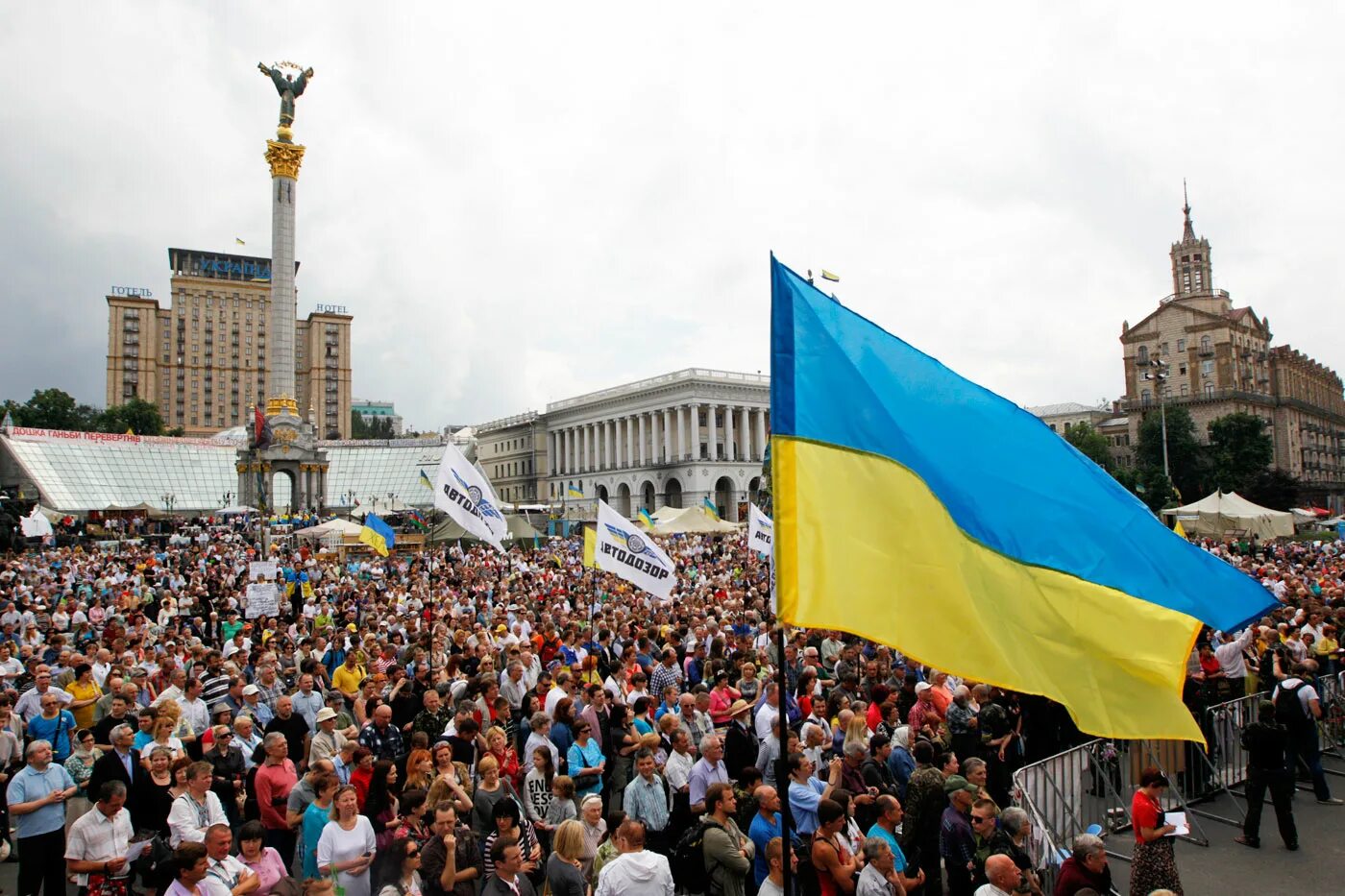 Майдан в переводе на русский что означает. Украина 2014 Майдан Незалежности. Флаги Украины на Майдане 2014. Майдан независимости Киев. Площадь Незалежности в Киеве 2014.