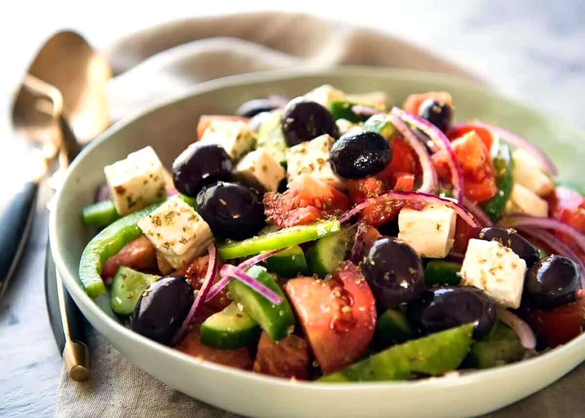 Греческий классик. Греческий салат кинза. Греческий салат в Греции. Greek Salad(греческий салат).