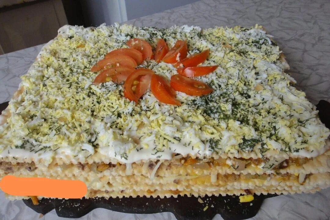 Закусочный торт наполеон из готовых. Закусочный торт наполеон мимоза. шпротный торт. закусочный шпротный торт. закусочный торт со шпротами.