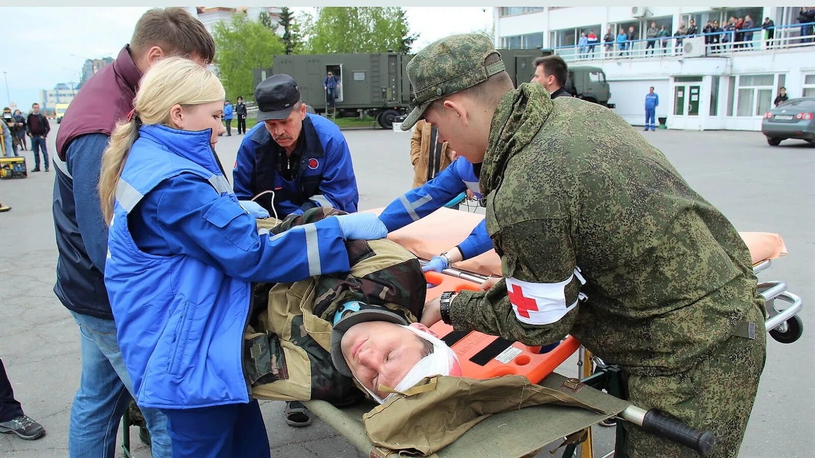 Подвиг спасателей. Военные спасатели. Врачи спасатели.