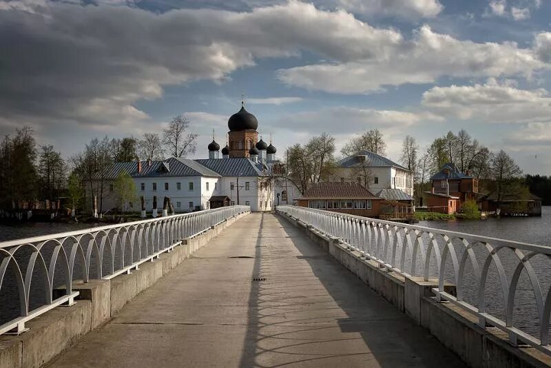 Погода покров владимирская на неделю. Введенская островная пустынь Владимирская область. Островной монастырь в Покрове. Свято-Введенский островной монастырь Владимирская область. Покровская Введенская островная женская пустынь.