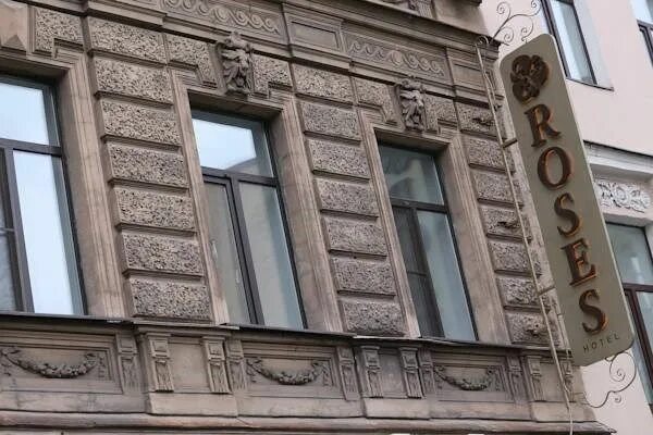Розы в летнем саду петербурга. Розовый сад санкт петербург. Розовый бар в спб. Кафе рядом с московским вокзалом в санкт-петербурге. Розарий в спб.