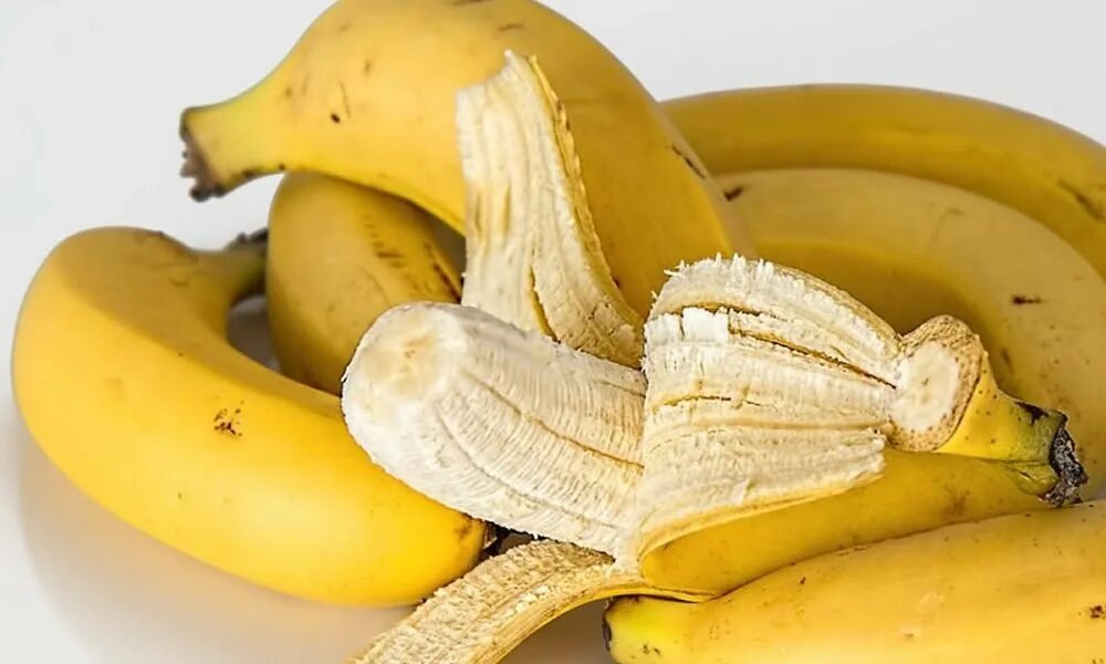 Можно есть кожуру банана. Банан. Культурный банан. Мякоть банана. Бананы с косточками.