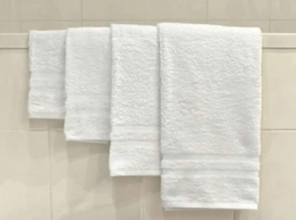 Белое полотенце. Полотенце махровое белый. Белые полотенца в ванной. Полотенца для гостиниц. White полотенца