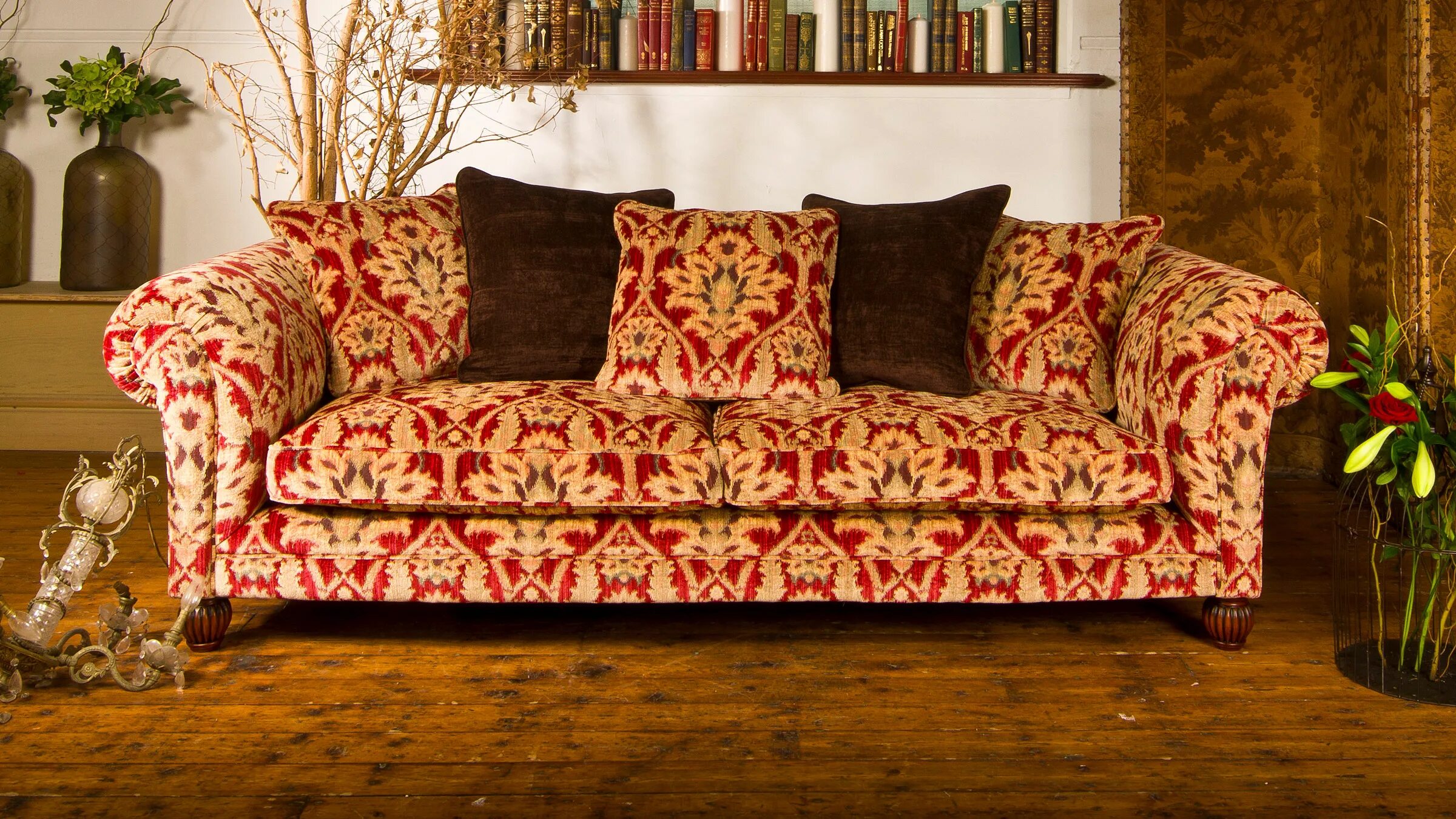 Стоит диван на английском. Диван в английском стиле. Английский диван. Британский диван. Диван английская классика.
