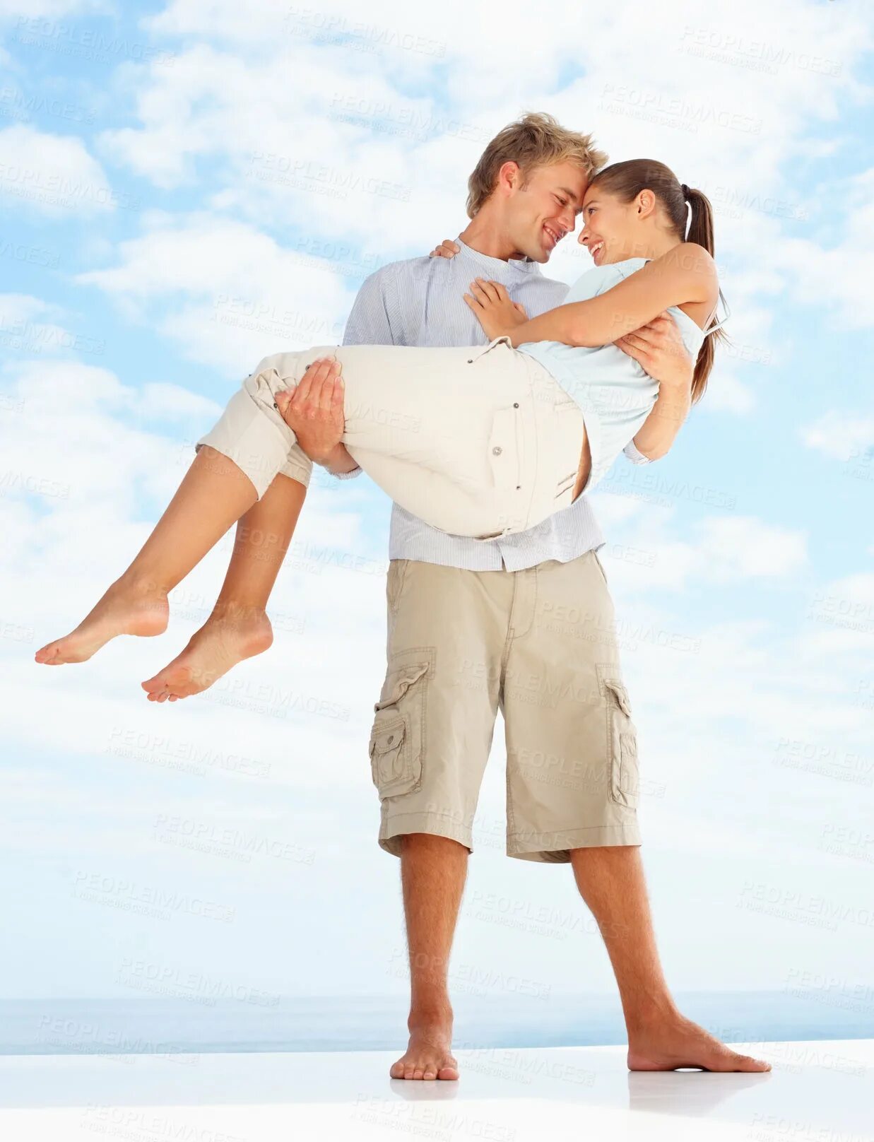 любите женщину носите на руках и называйте гордо королева. Woman carries woman fellow. мужчина несет женщину на руках. обручальные и помолвочные кольца. мужчина держит девушку на руках.