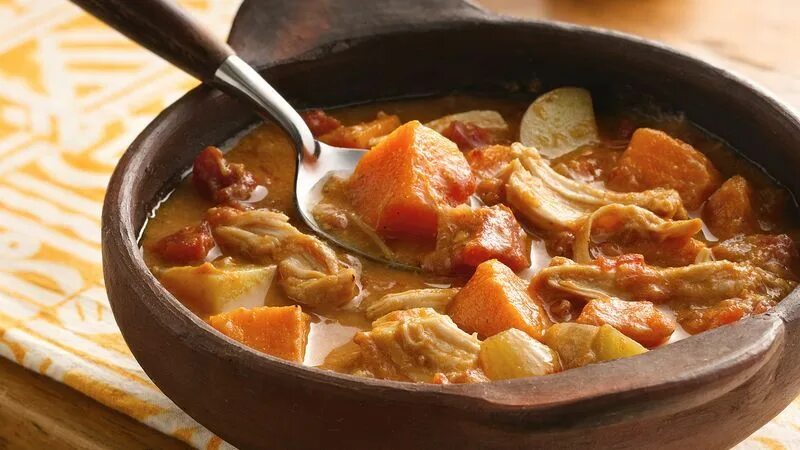 картошка с мясом в кастрюле с бульоном. жидкая картошка с мясом. тушеный в кастрюле. мясо с подливкой на сковороде. картофель тушеный с мясом в кастрюле.