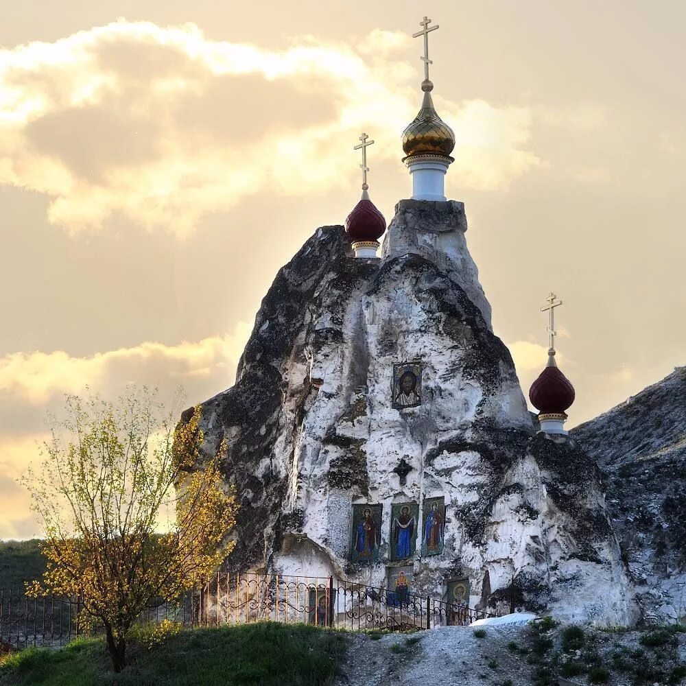 Картинки обитель. Костомаровский Спасский женский монастырь. Костомаровский женский монастырь Воронежской области. Спасский храм Костомарово. Спасский женский монастырь в Костомарово.