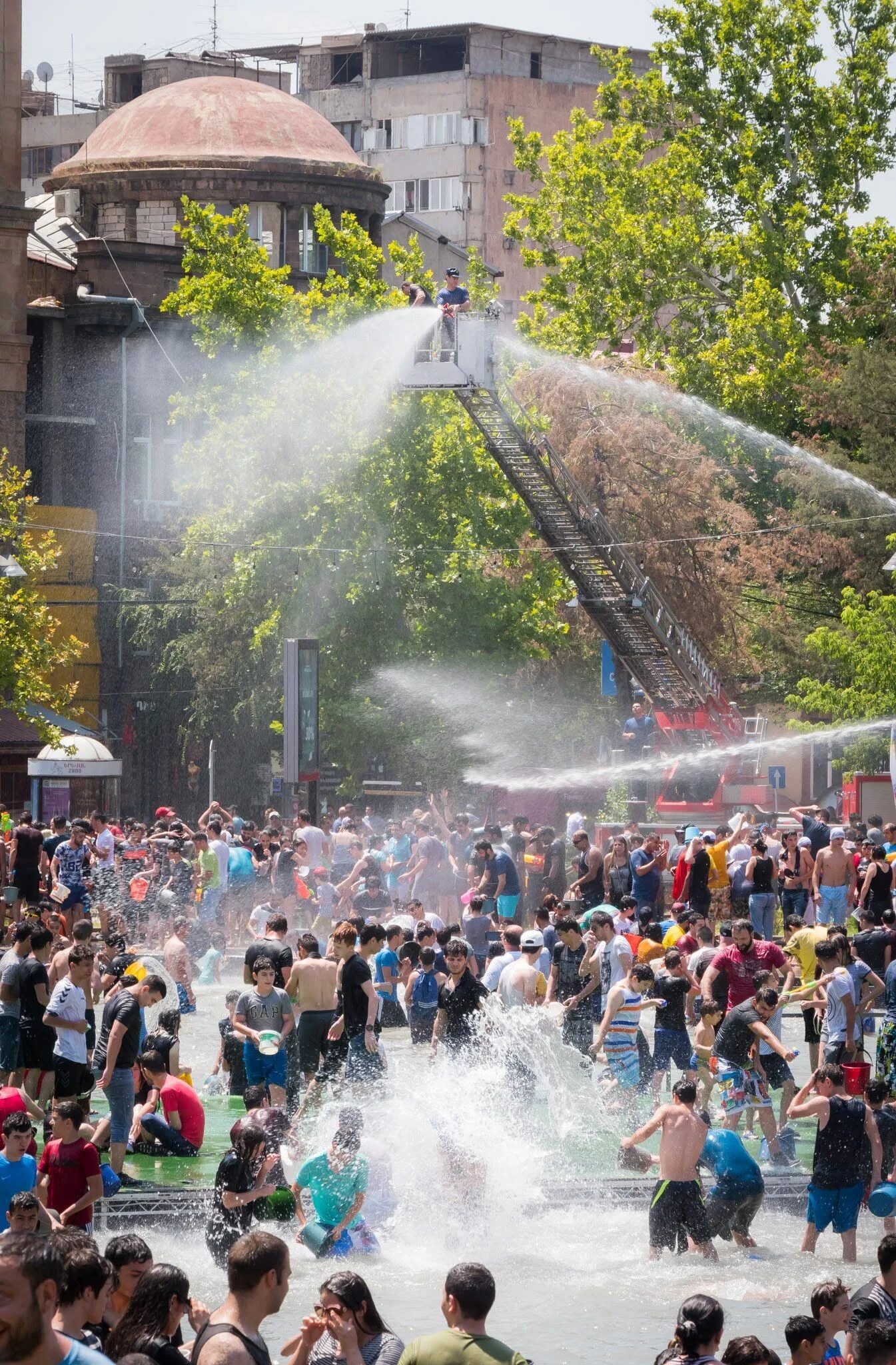 Ереван фестиваль. Вардавар в Армении. Парк Вардавар Ереван. Армянский праздник Вардавар. Фестиваль воды.