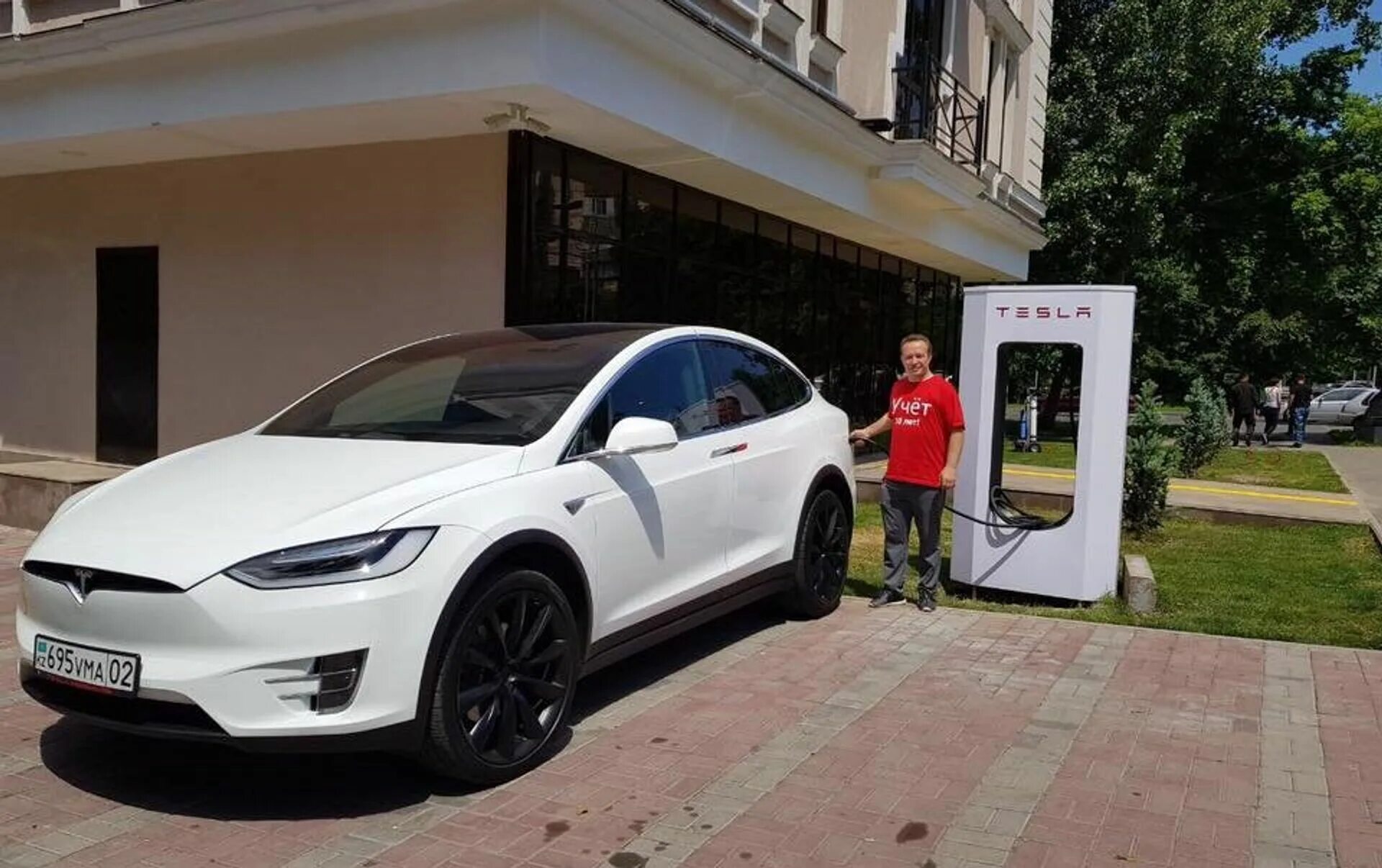 Электромобиль душанбе. Тесла машина 2023. Tesla электрокар 2023. Tesla model 3 электромобиль зарядка. Тесла в Симферополе.