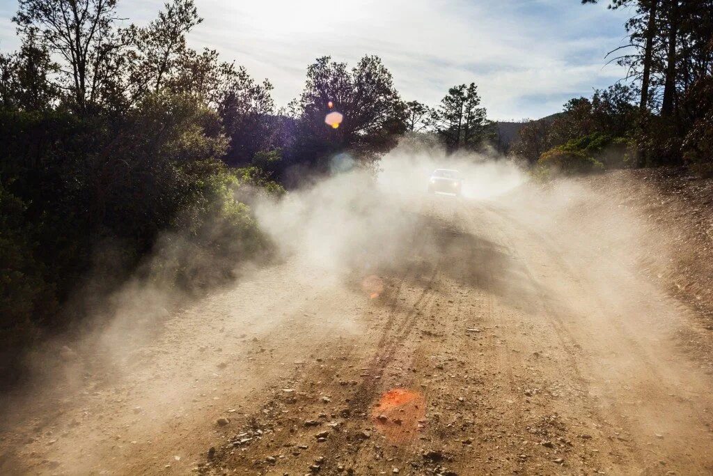 Пыль дорог 3. Пыль на дороге. Пыльная дорога. Пыльная грунтовая дорога. Пыльная Проселочная дорога.