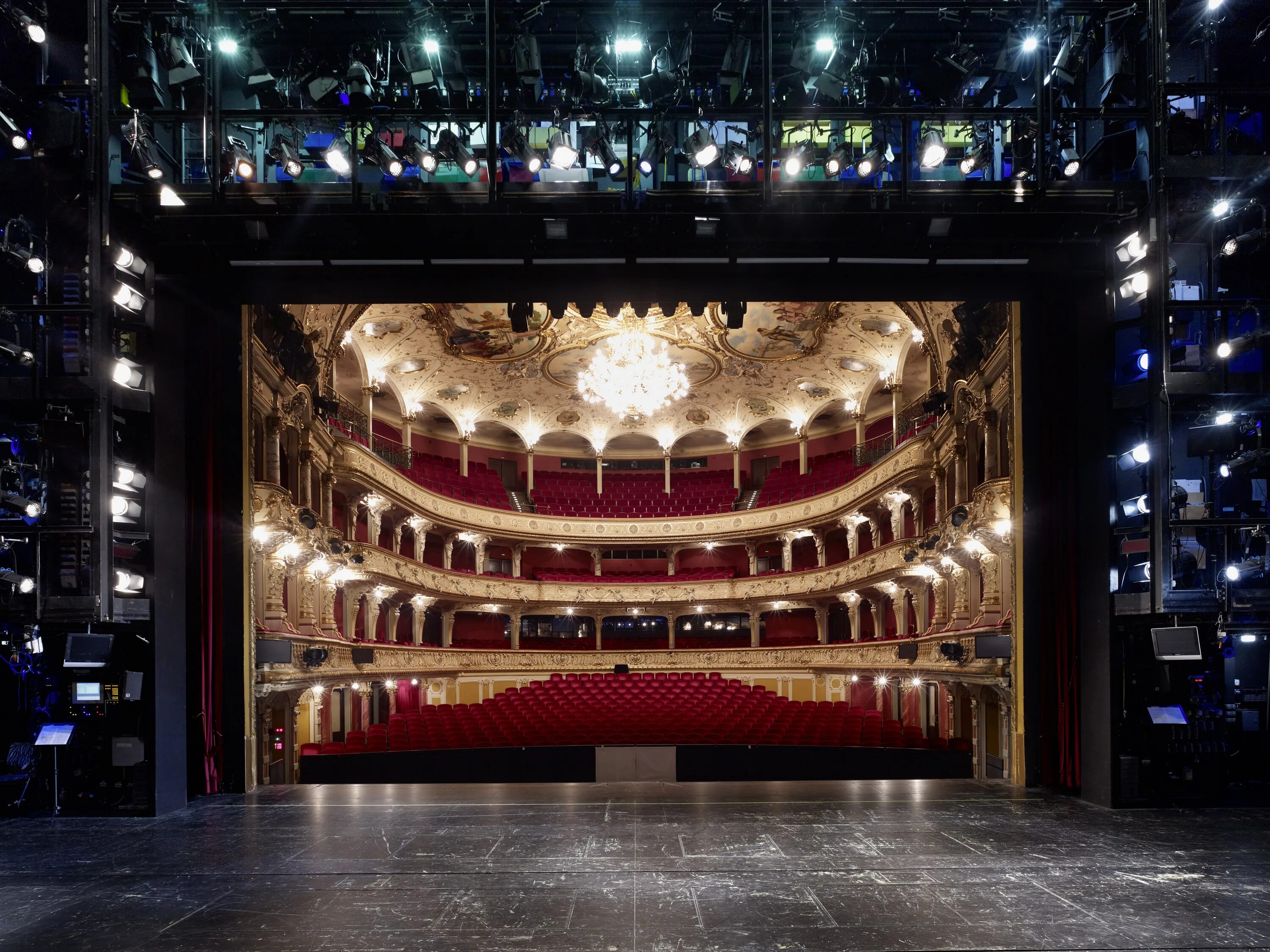 Xn opera nha