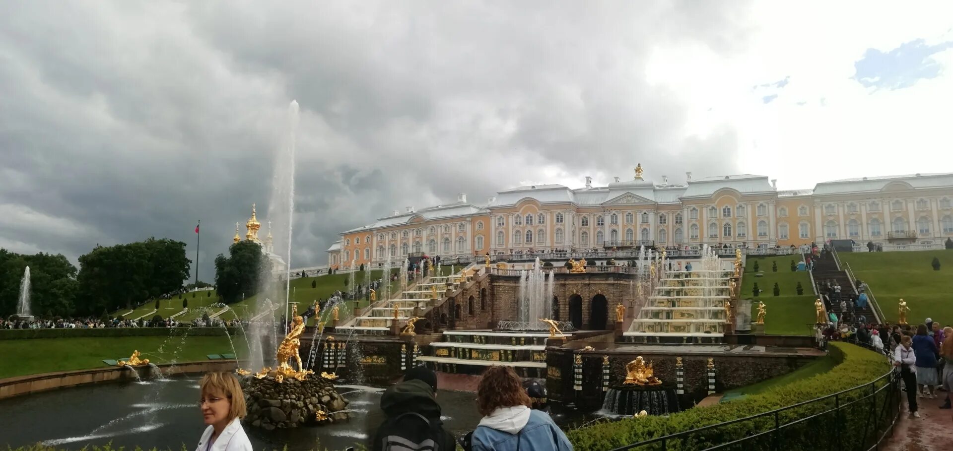 Конец июля в Петербурге. Погода в Петергофе на завтра. Петергоф прямоугольное фото без людей. Завтра Петергофе какой погода. Погода петергоф по часам