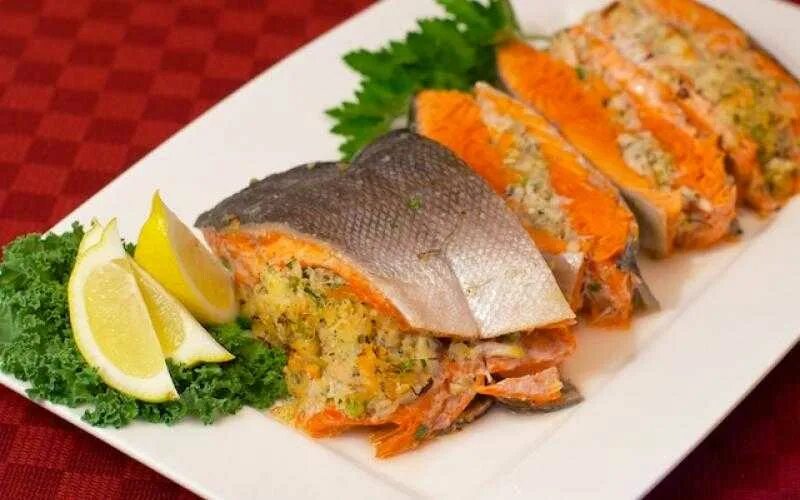 Как запечь горбушу в духовке целиком