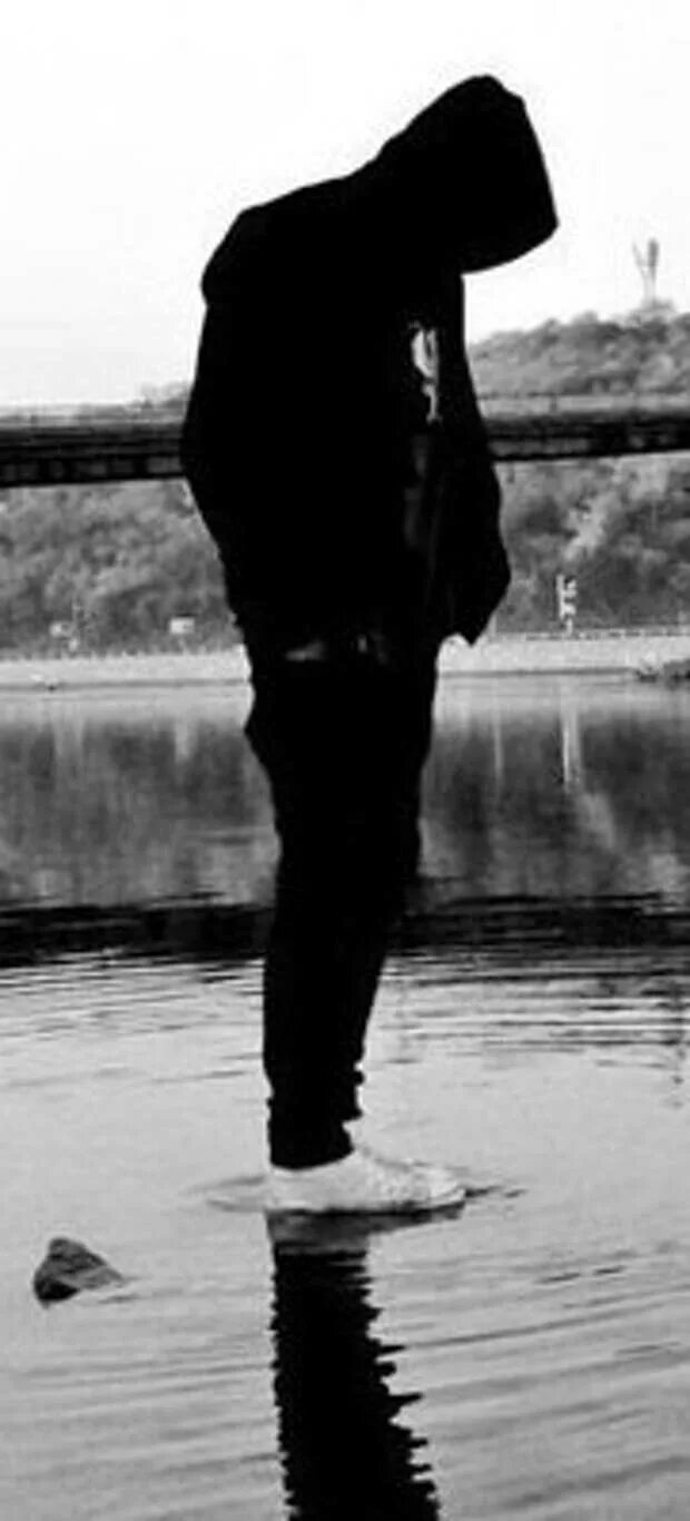 Аниме депрессия. Аниме грусть. Пацан в капюшоне. Грустные авы для пацанов. Депрессивные авы для парней.