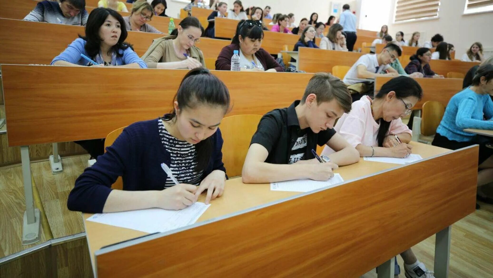 В вузах есть каникулы. Студенты Узбекистана. Образование в Узбекистане. Студенты вуза Ташкент. Учеба в вузах в Узбекистане.