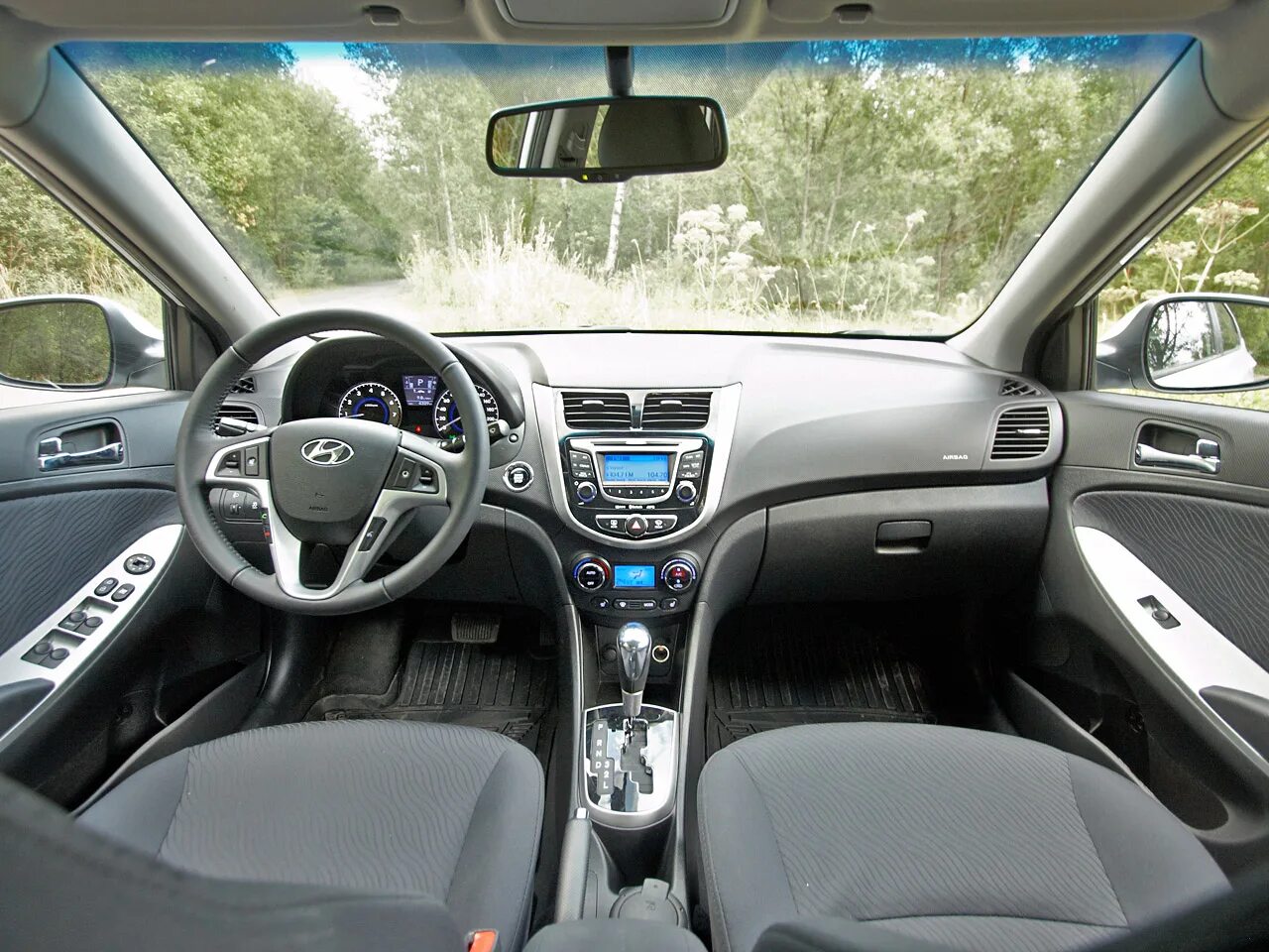 Кроссовера solaris hc. Hyundai solaris 2018 салон. солярис 2012 салон. hyundai solaris 2012 интерьер. hyundai solaris 2012 салон.