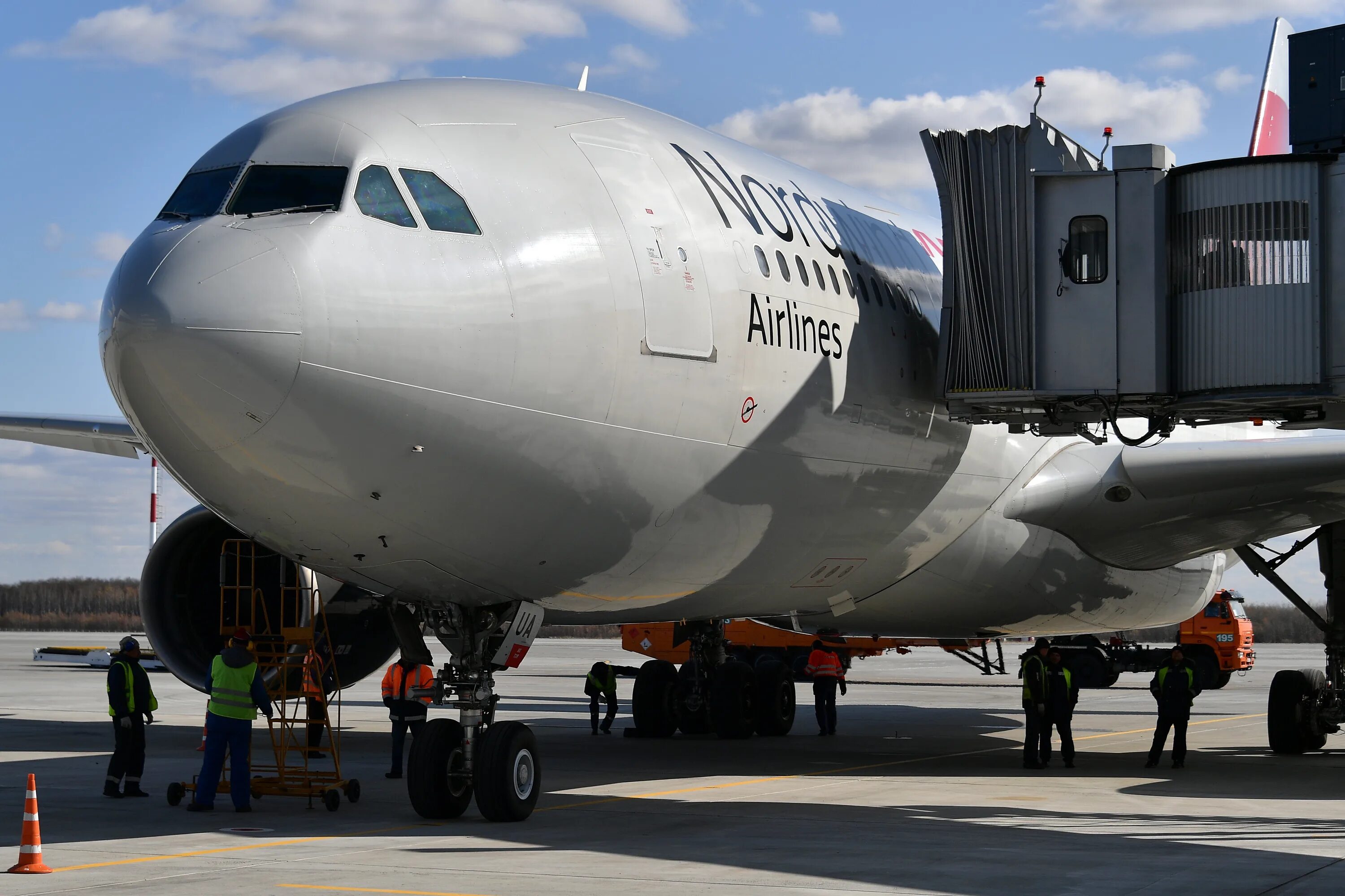 самолет петербург грозный. Superjet-100 грозный. самолет петербург грозный. шереметьево самолеты летают. самолет петербург грозный.