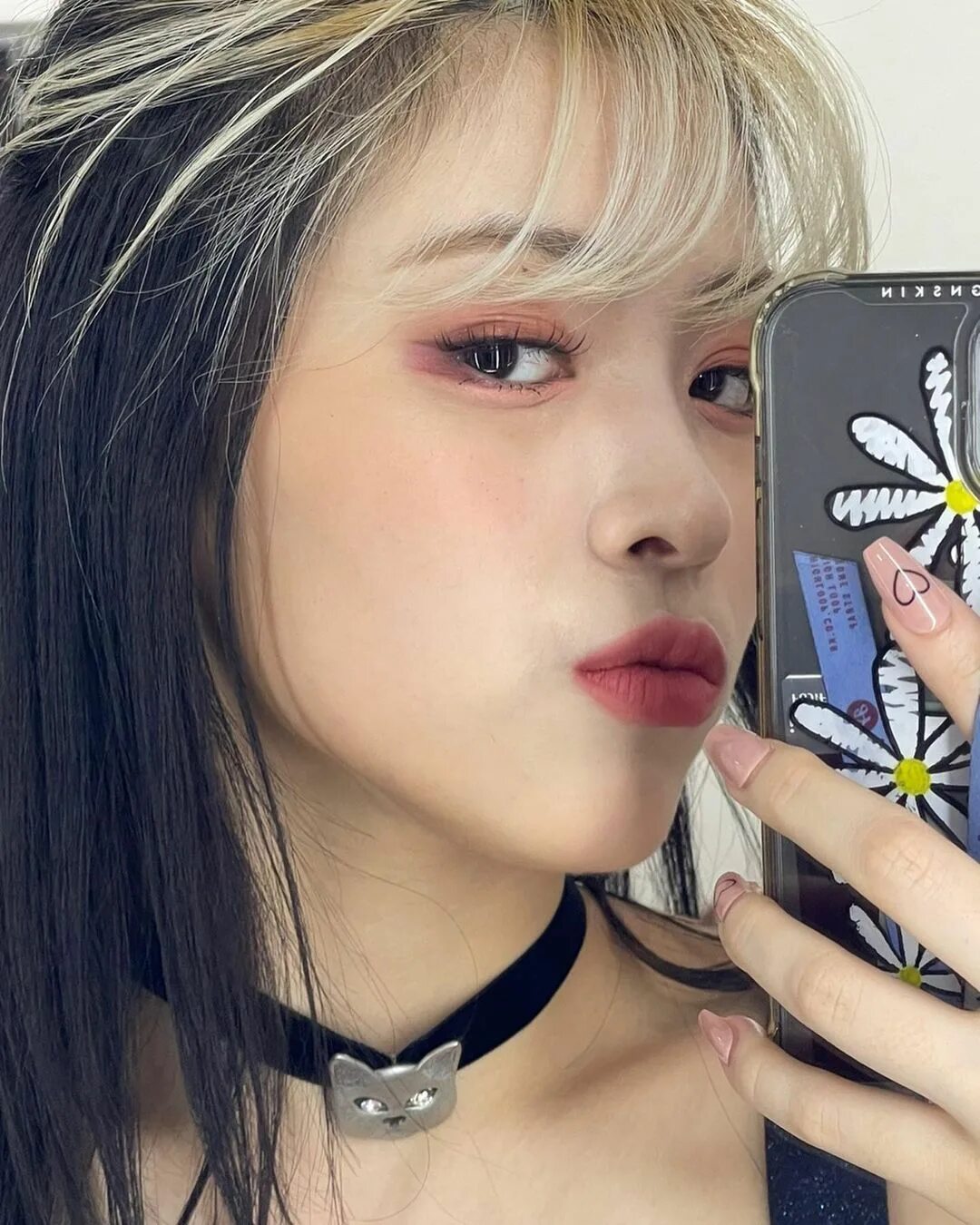 Itzy mirror. Рюджин локо. рюджин itzy локо. рюджин эра loco. рюджин loco прическа.