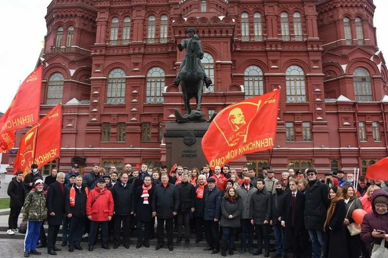 На красной площади собрались. День рождения ленина красная площадь. влксм на красной площади парад. ленин на красной площади 1936. москва до коммунистов.