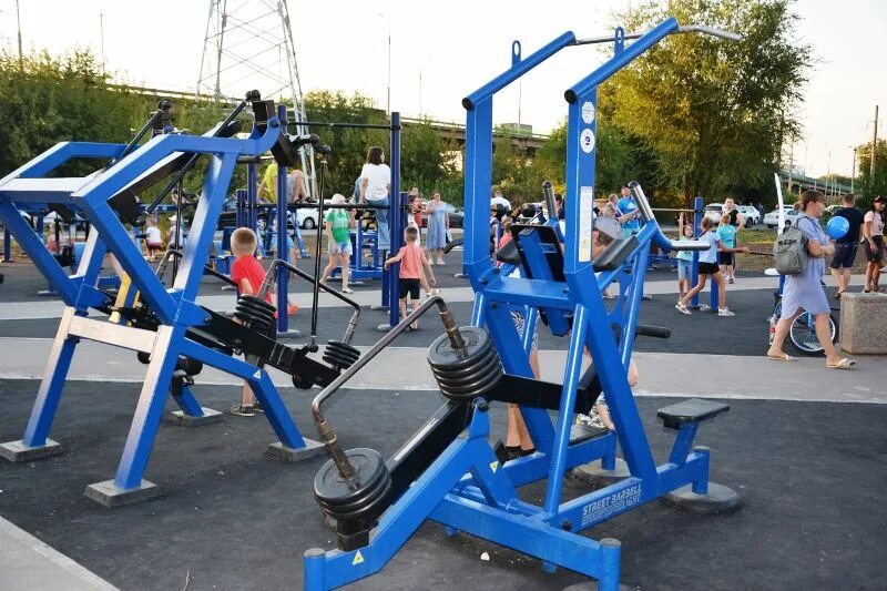 Вячеслав максюта народный фитнес парк. Народный фитнес парк саратов юбилейный. Олимп биробиджан. Энгельс тренажерный зал. Зал стронг сургут.