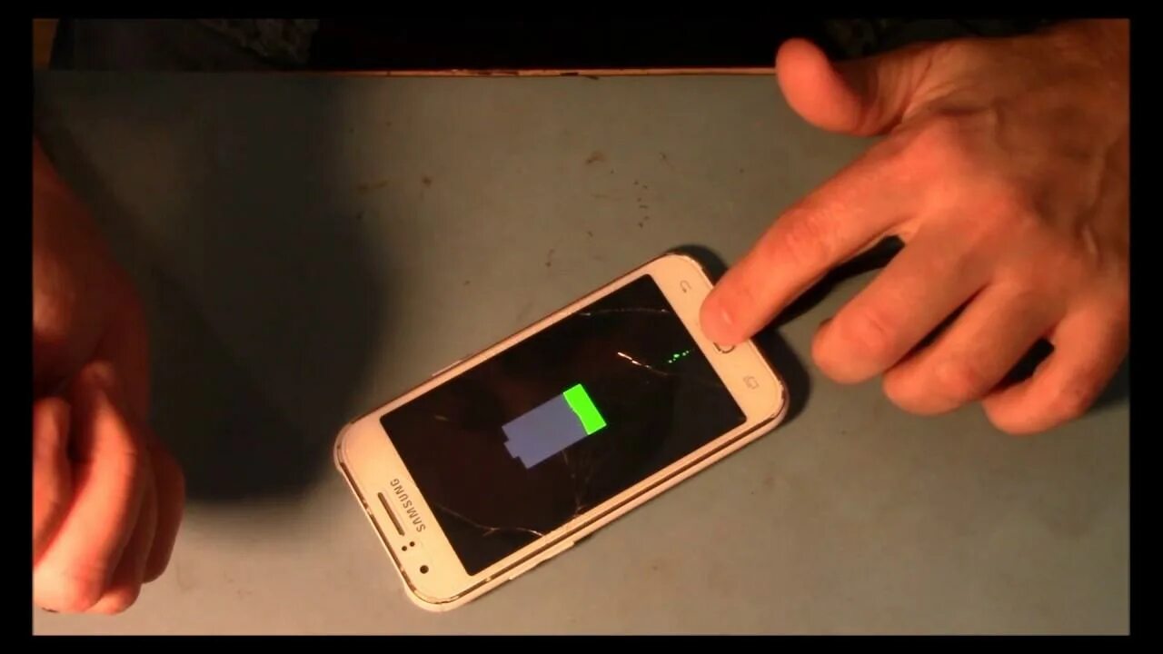 Телефон не включается зарядка не горит. Самсунг галакси s7 смартфон не заряжается батарея. Самсунг Galaxy s5 не заряжается батарея. Самсунг не заряжается от зарядки. Заряжается телефон Samsung Galaxy.