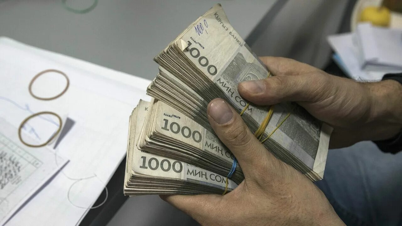 10 миллионов сом. Деньги сом. коррупция кыргызстан. пачка денег сом. пачки деньги сомы.
