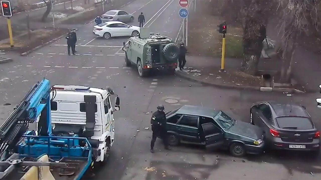 Избиение салтанат в казахстане видео. Протесты в Казахстане. Задержания на митинге в Казахстане 2022. Разгром в Казахстане 2022 полиция. Милиция Казахстана задерживает преступников.