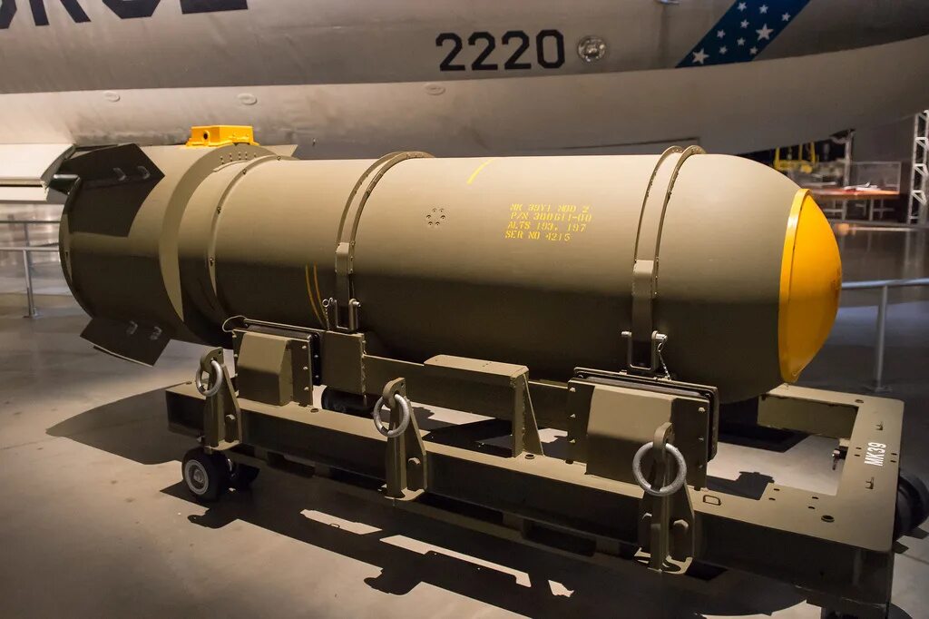 Название ядерного оружия сша. B53 атомная бомба. B53 ядерное оружие. Mark 39 ядерная бомба. Урановое ядерное оружие.