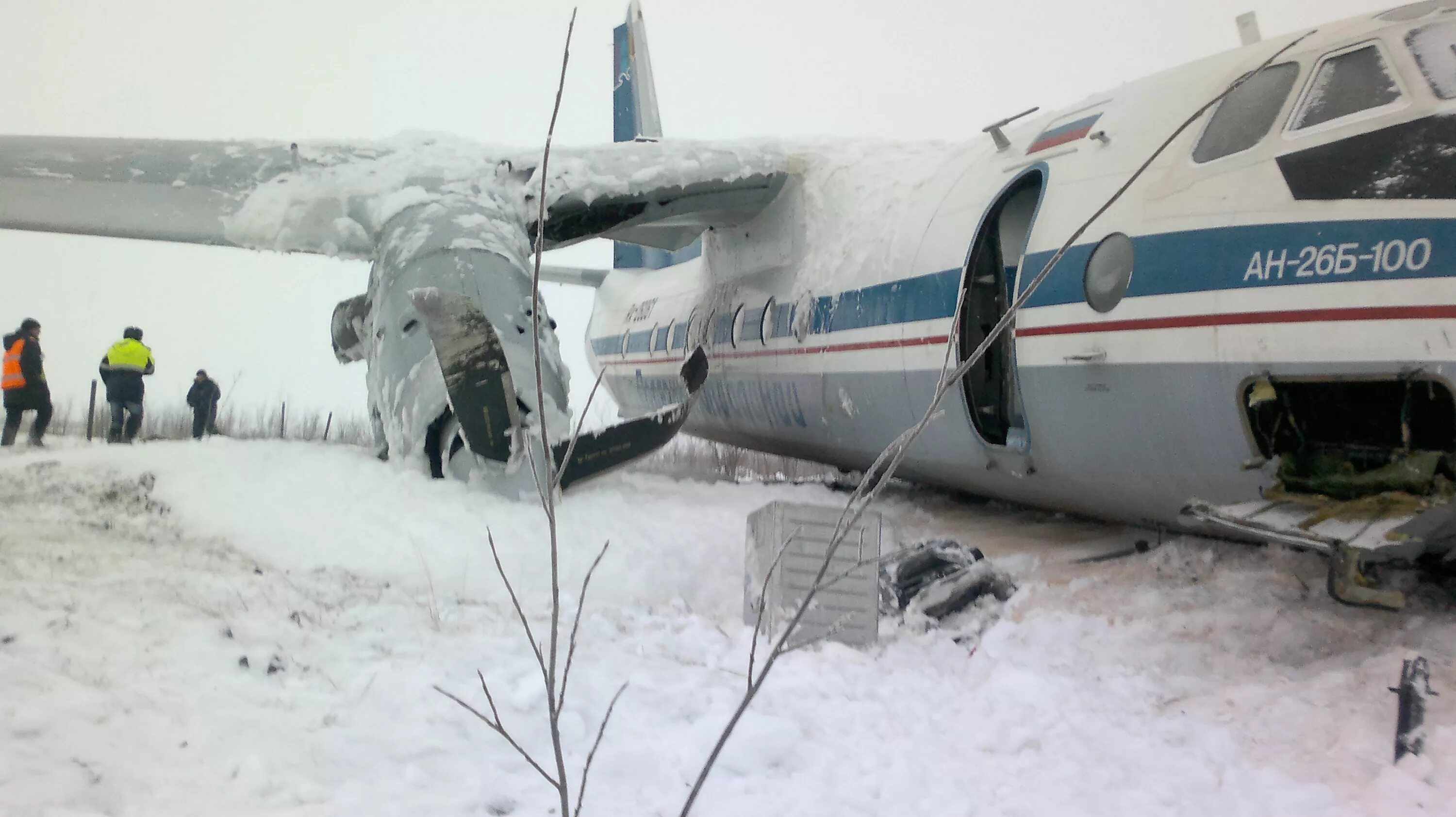 Обледенение фюзеляжа самолета. Обледенение самолета. Обледенение самолета. Обледенение крыльев самолёта. Противообледенительная система ан 24.
