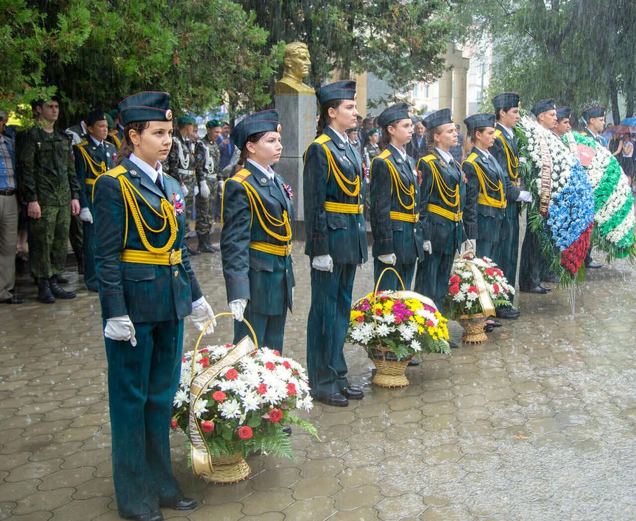 Пост черкесск. Абхазский двор Черкесск. Памятник добровольцам в Абхазии. Памятник в Карачаево Черкесии погибшим воинам. Дворик Черкесск набережная.