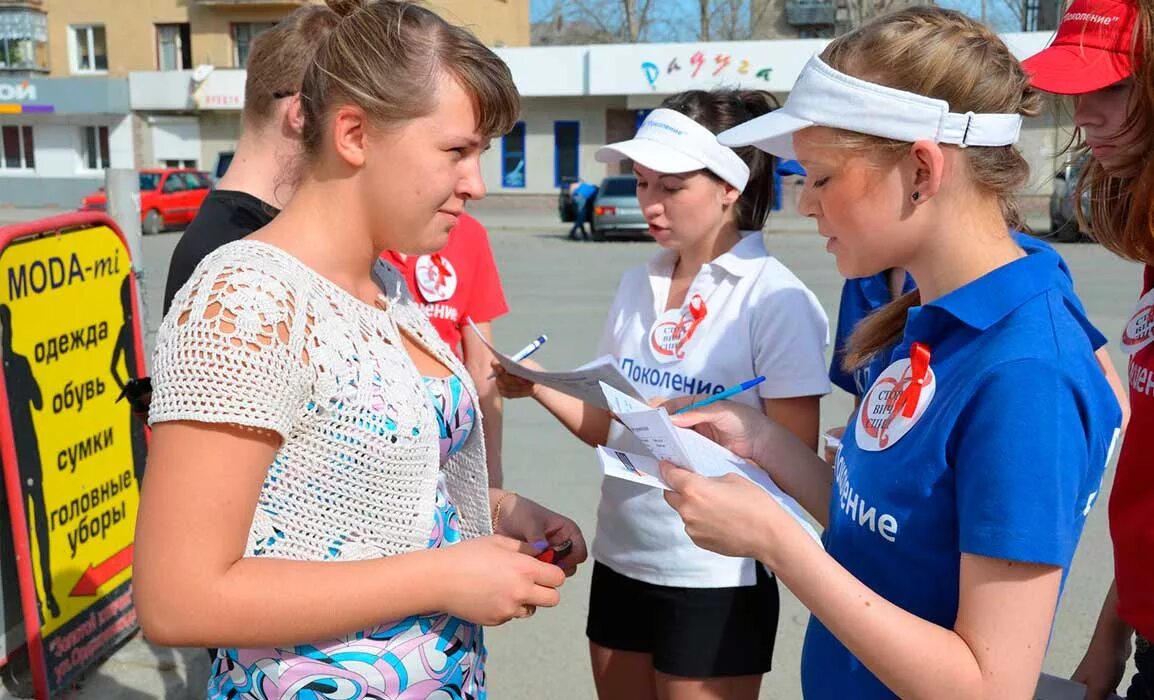 Социологический опрос на улице. Раздача листовок. Соцопрос на улице. Соц опрос на улице. Промоутер самара